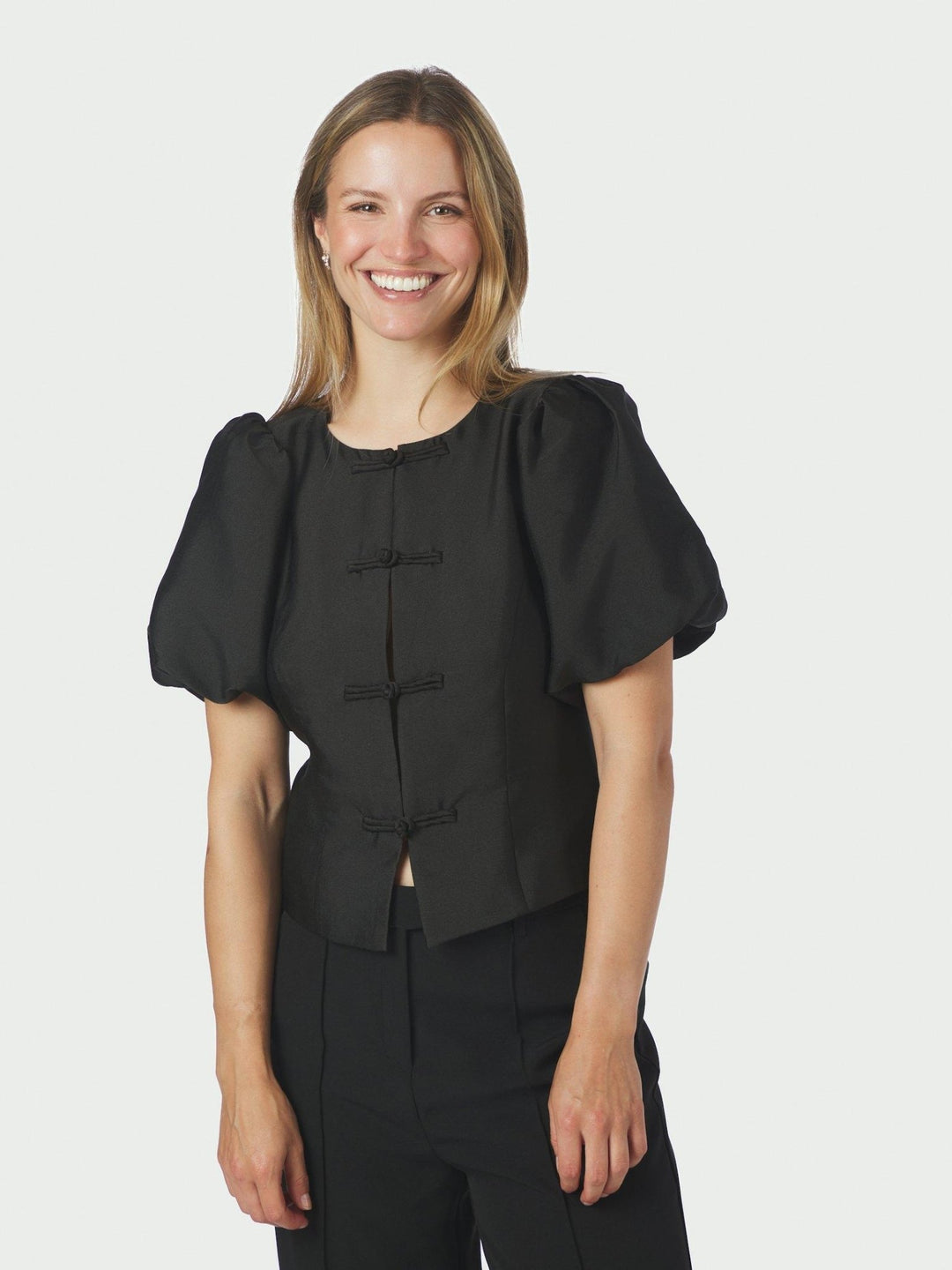 Anela Mandarin Dull Satin Blouse Black | Skjorter og bluser | Smuk