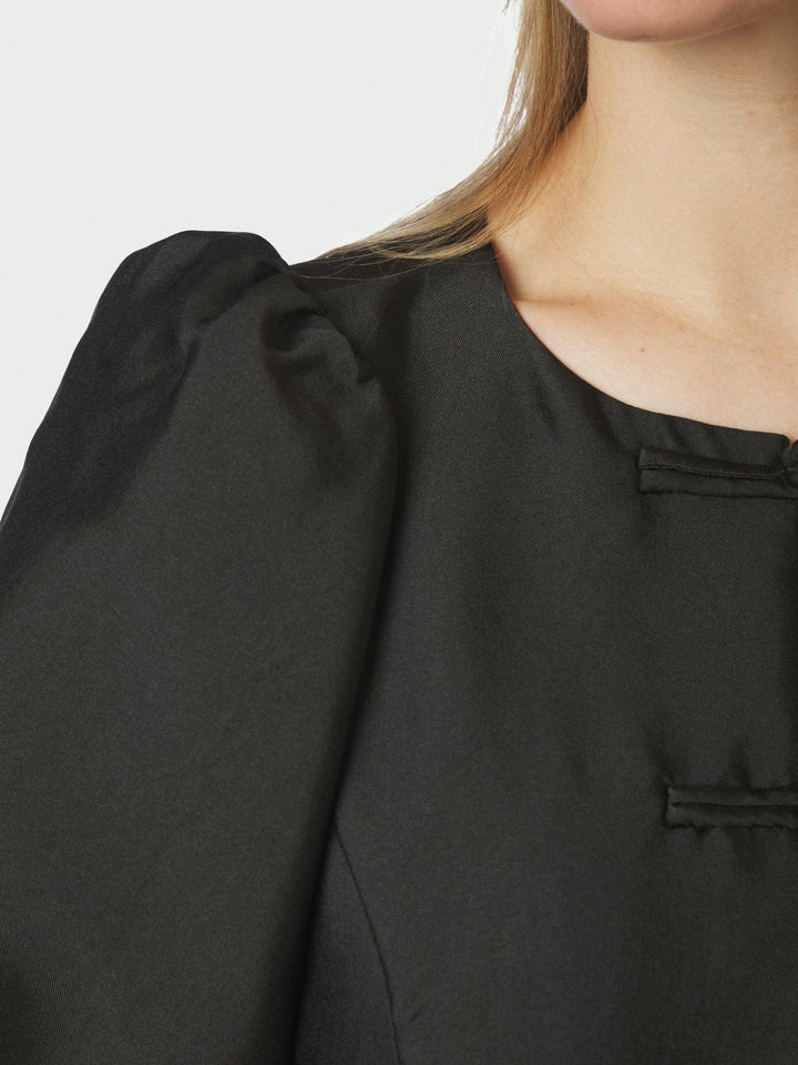 Anela Mandarin Dull Satin Blouse Black | Skjorter og bluser | Smuk