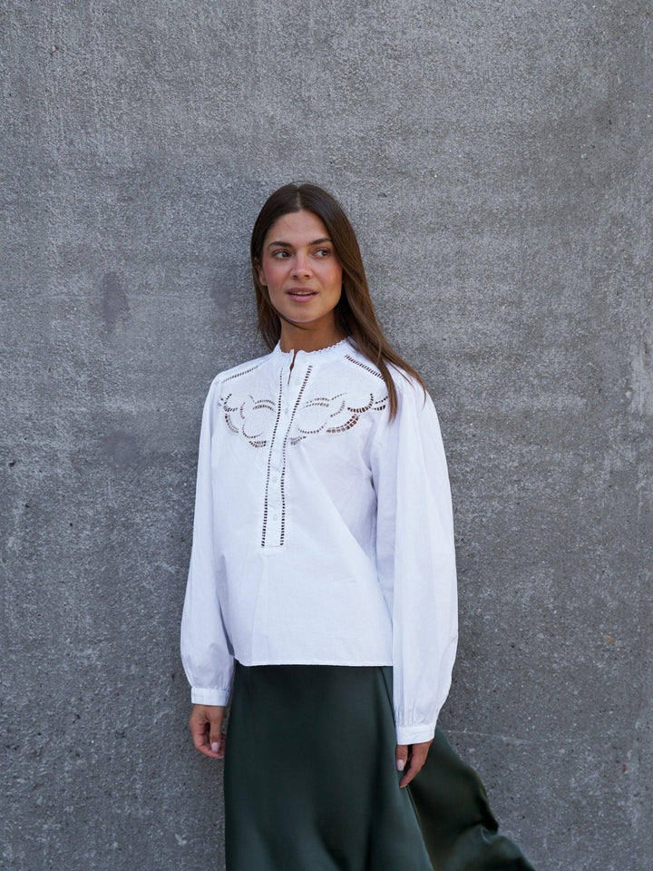 Aneliah C Poplin Emb Blouse White | Skjorter og bluser | Smuk