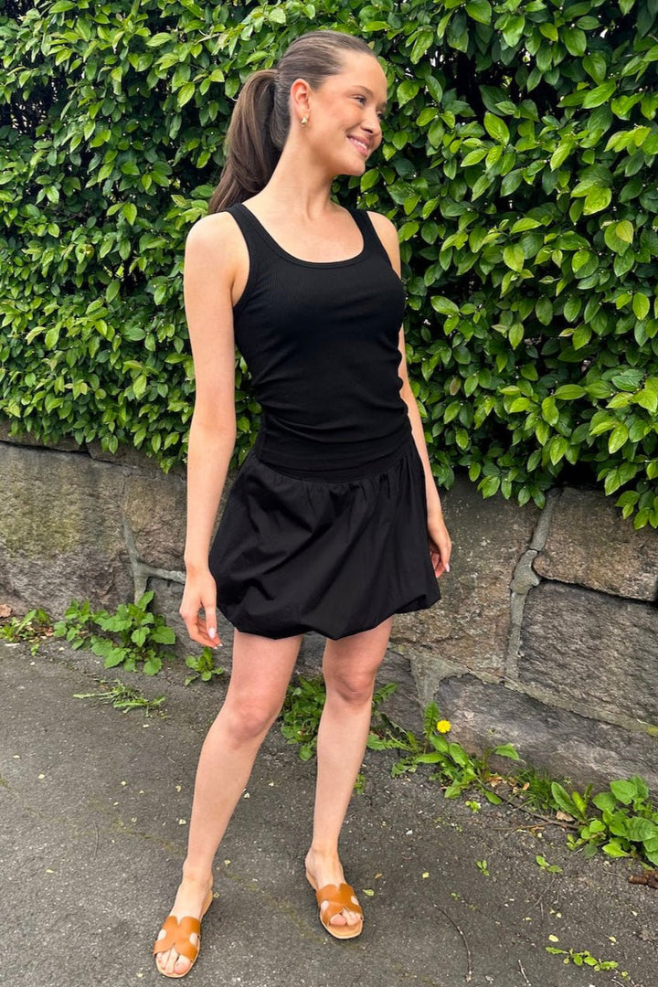 Anna U - Neck Tank Top Black | Topper | Smuk - Dameklær på nett