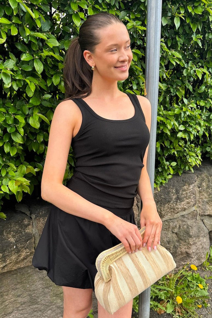 Anna U - Neck Tank Top Black | Topper | Smuk - Dameklær på nett