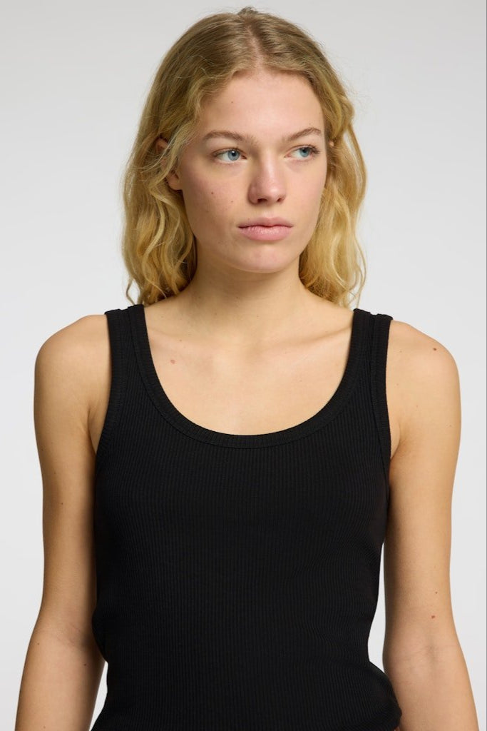 Anna U - Neck Tank Top Black | Topper | Smuk - Dameklær på nett