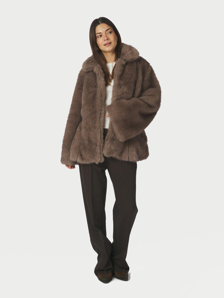 Ariella Faux Fur Peplum Jacket Warm Grey | Yttertøy | Smuk