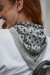 Ariya Paisley Knit Scarf Grey Melange