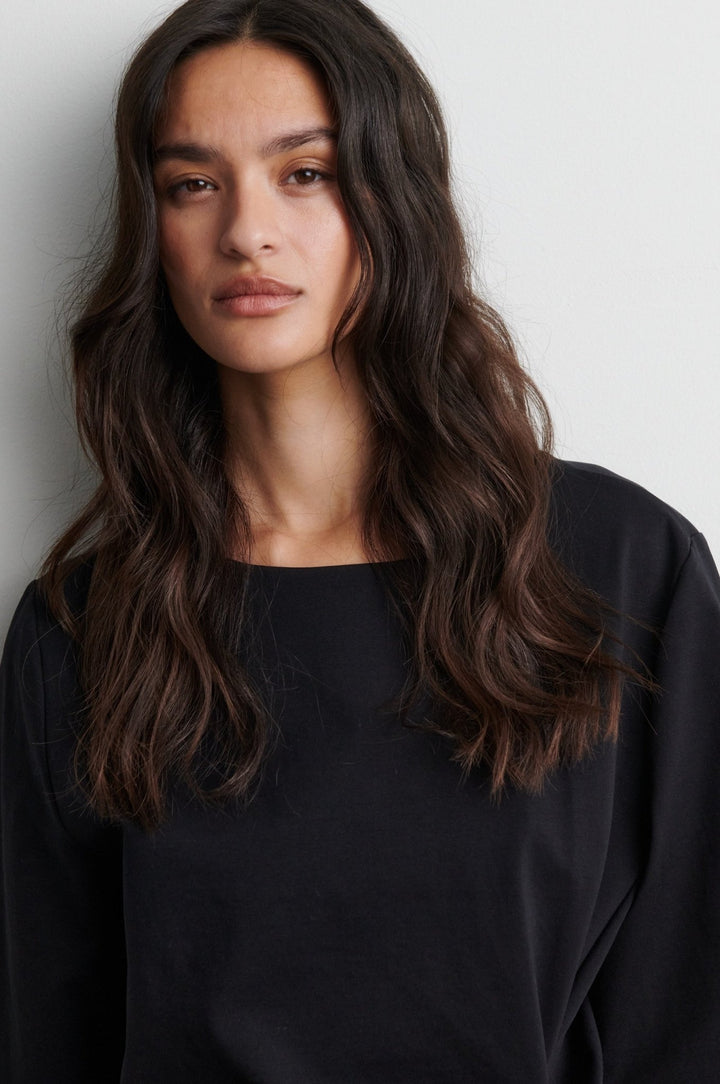 Arkai Drape Tee Black | Topper | Smuk