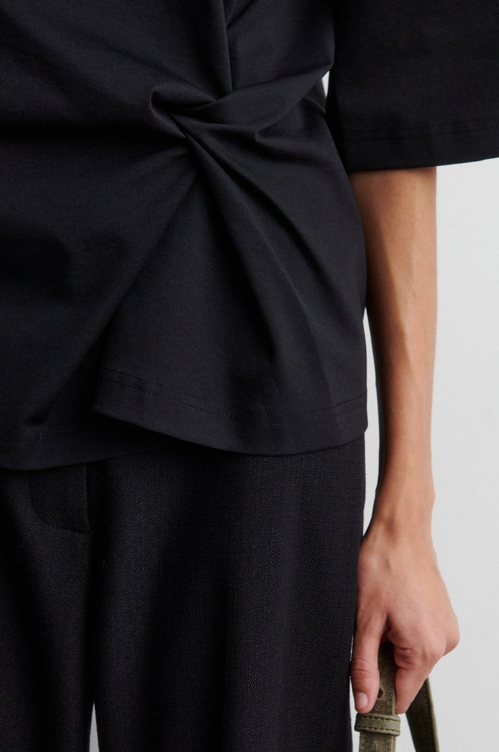 Arkai Drape Tee Black | Topper | Smuk