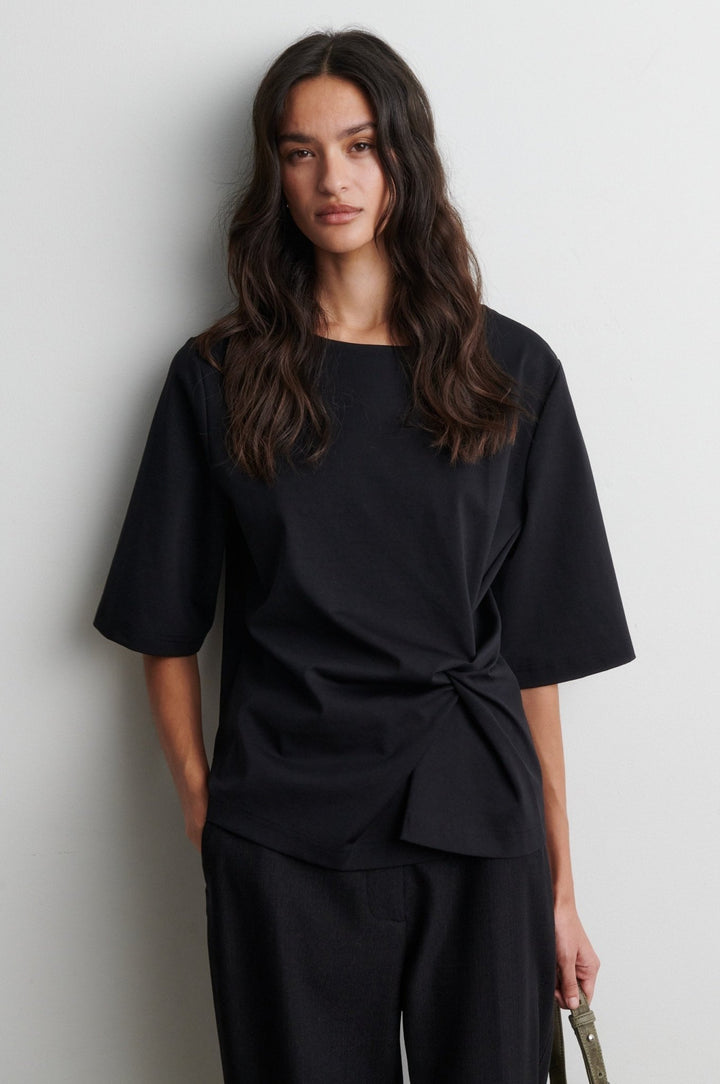 Arkai Drape Tee Black | Topper | Smuk