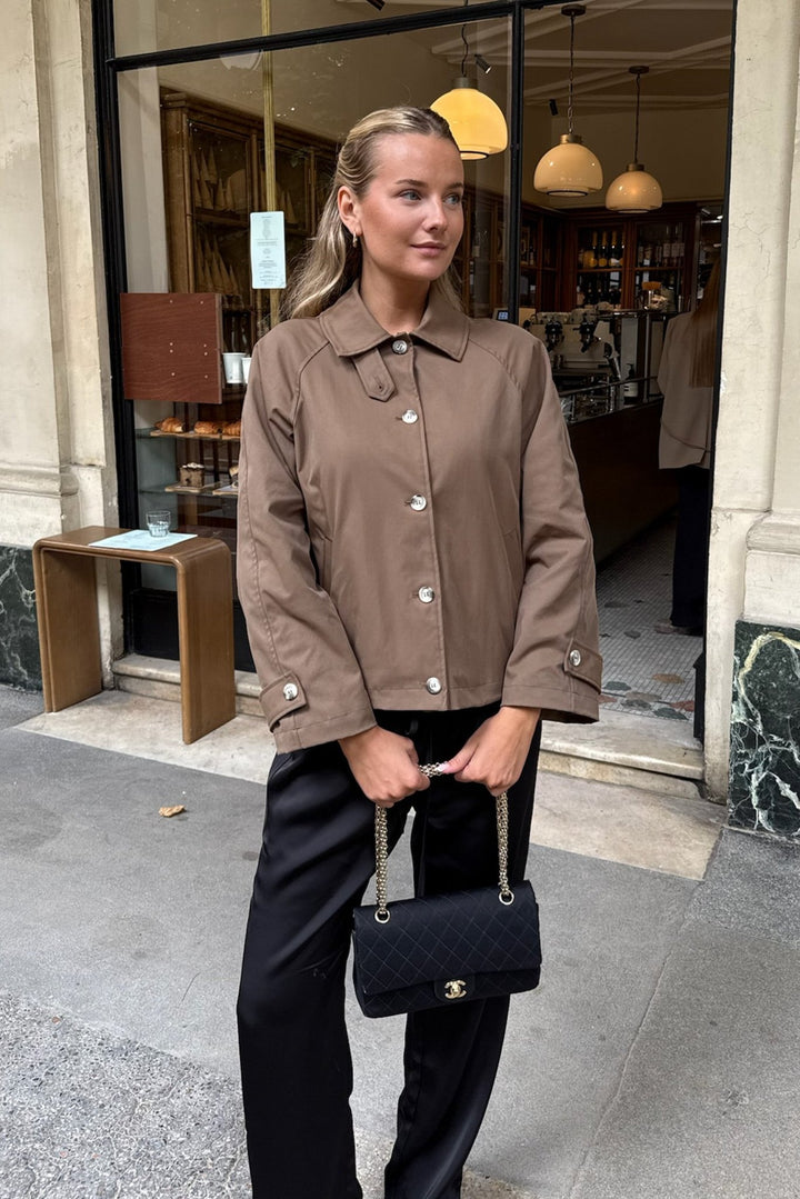 Ava Short Trenchcoat Dark Brown | Yttertøy | Smuk