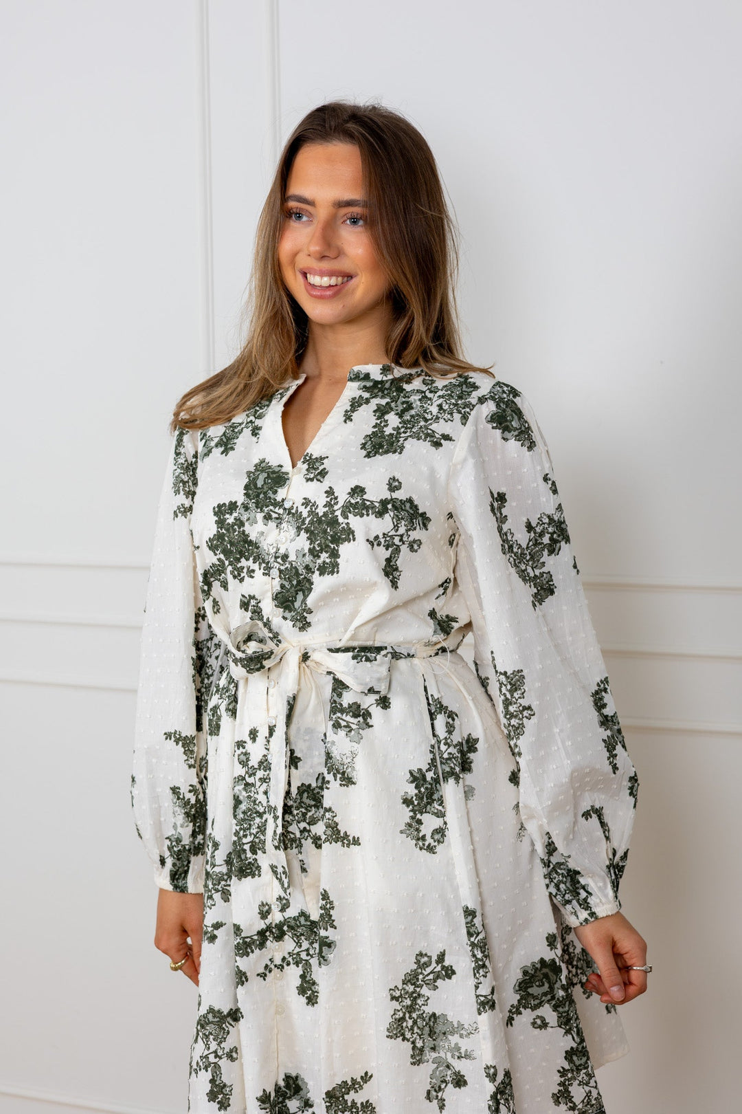 Avira Dress Smokey Olive Shadow Flower | Kjoler | Smuk