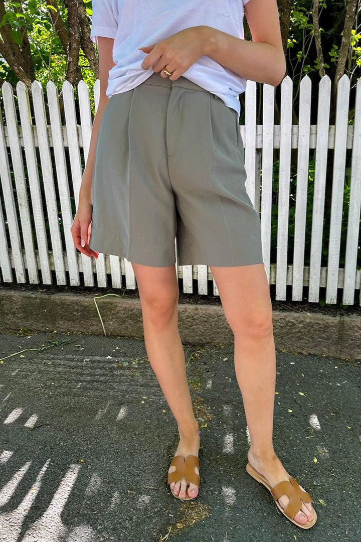 Ayla Shorts Khaki | Shorts | Smuk - Dameklær på nett
