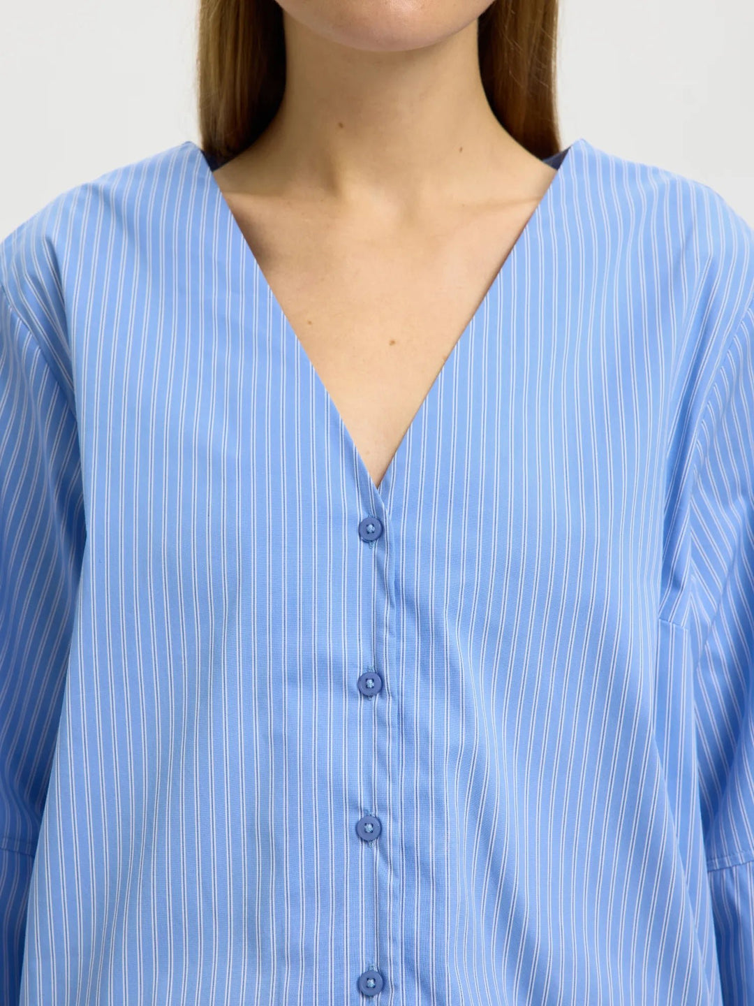 Bea 3/4 V Neck Shirt Dusty Blue Stripe | Skjorter og bluser | Smuk