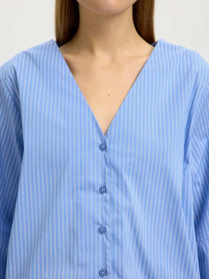 Bea 3/4 V Neck Shirt Dusty Blue Stripe | Skjorter og bluser | Smuk