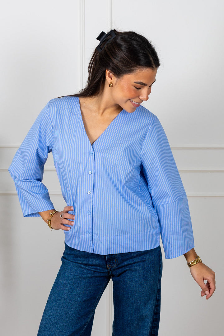 Bea 3/4 V Neck Shirt Dusty Blue Stripe | Skjorter og bluser | Smuk