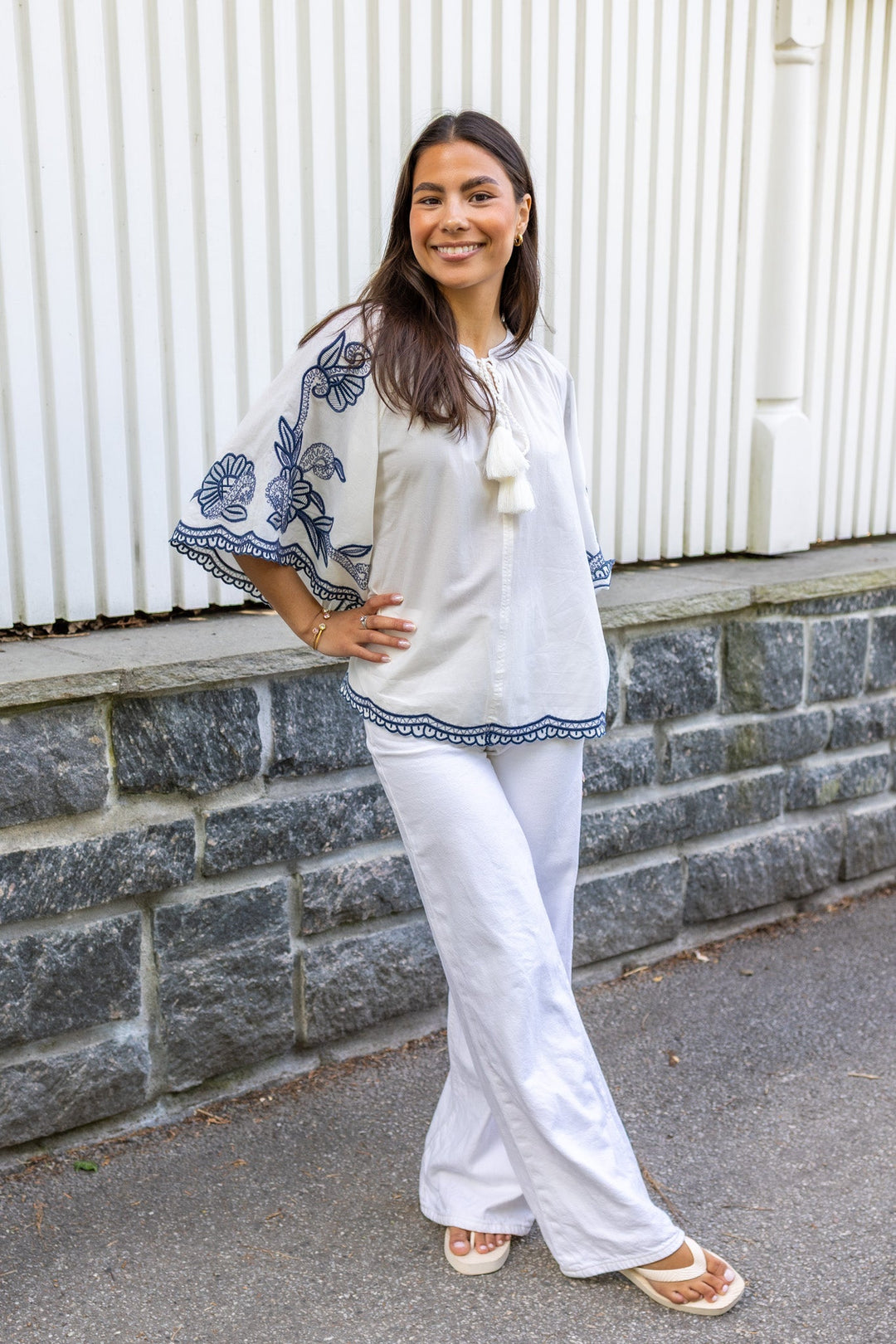 Biancha Blouse Whisper White W Blue Emb | Skjorter og bluser | Smuk