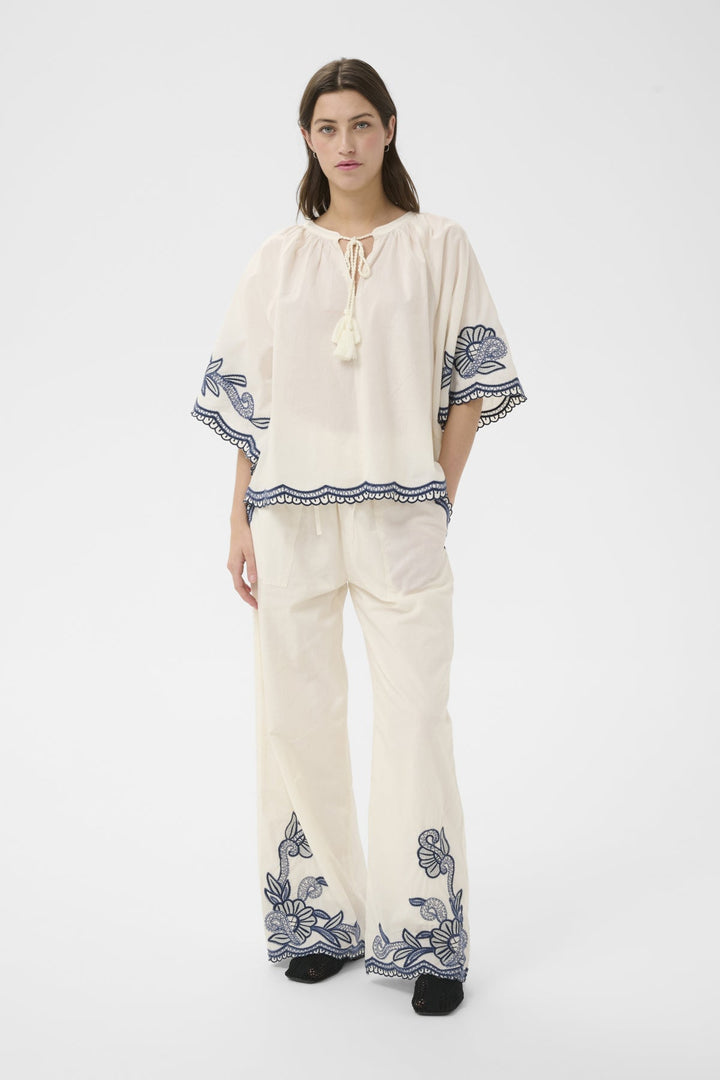 Biancha Blouse Whisper White W Blue Emb | Skjorter og bluser | Smuk
