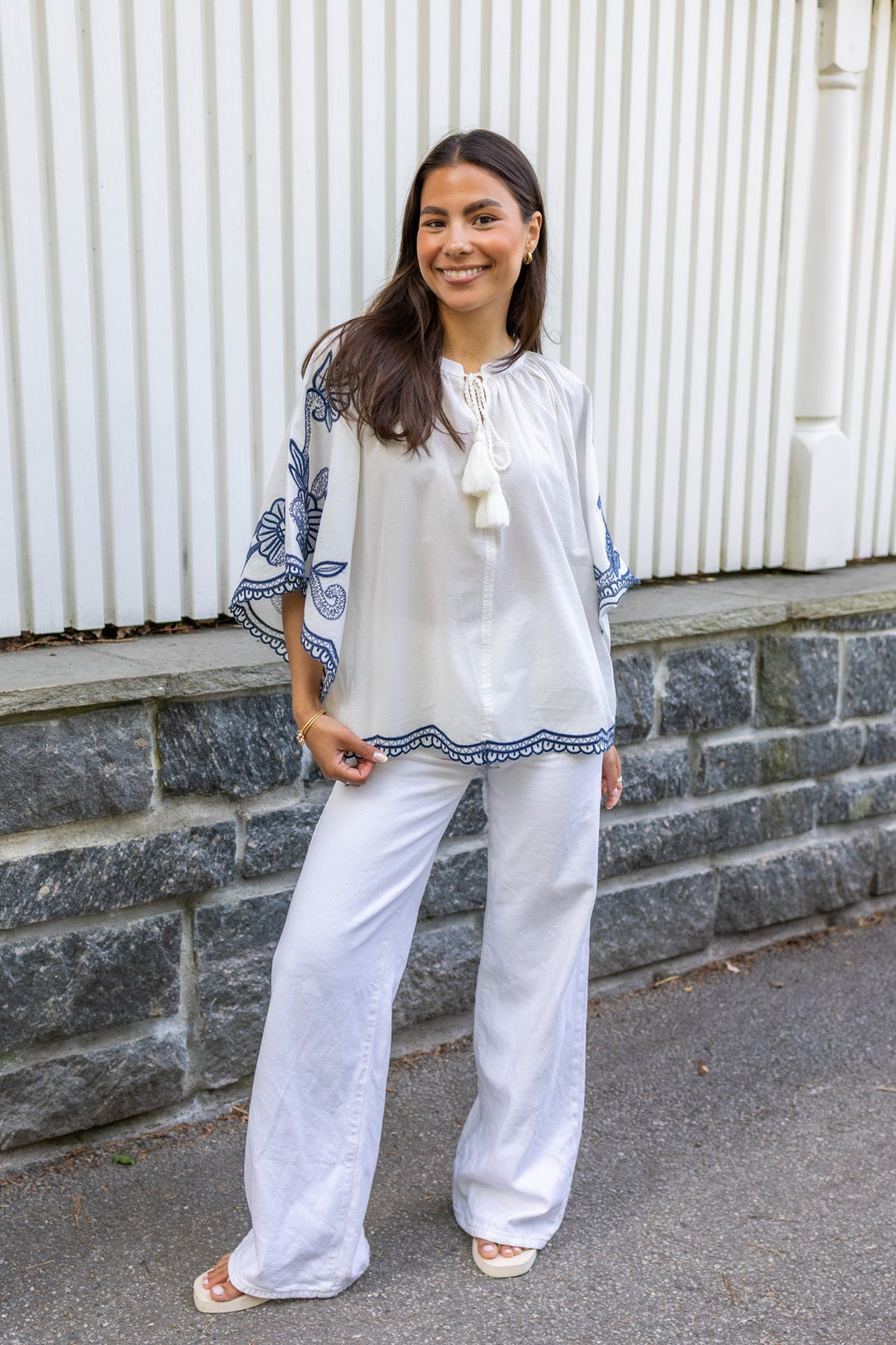 Biancha Blouse Whisper White W Blue Emb | Skjorter og bluser | Smuk