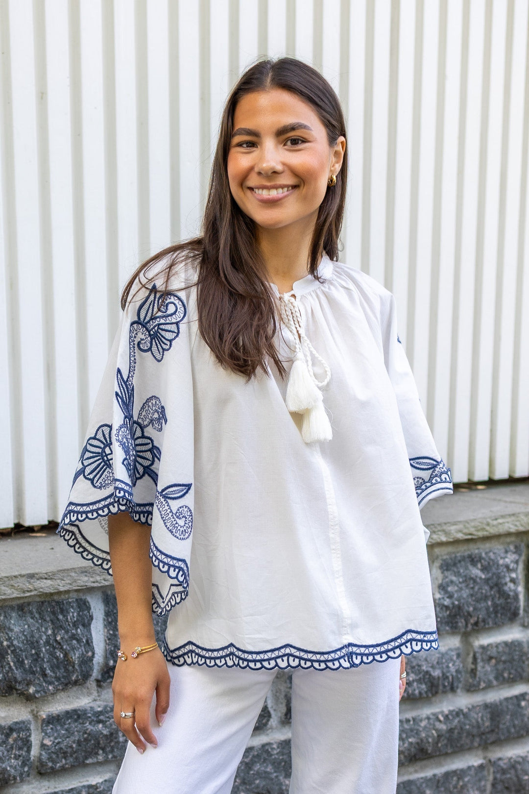 Biancha Blouse Whisper White W Blue Emb | Skjorter og bluser | Smuk