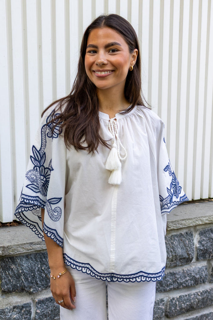 Biancha Blouse Whisper White W Blue Emb | Skjorter og bluser | Smuk