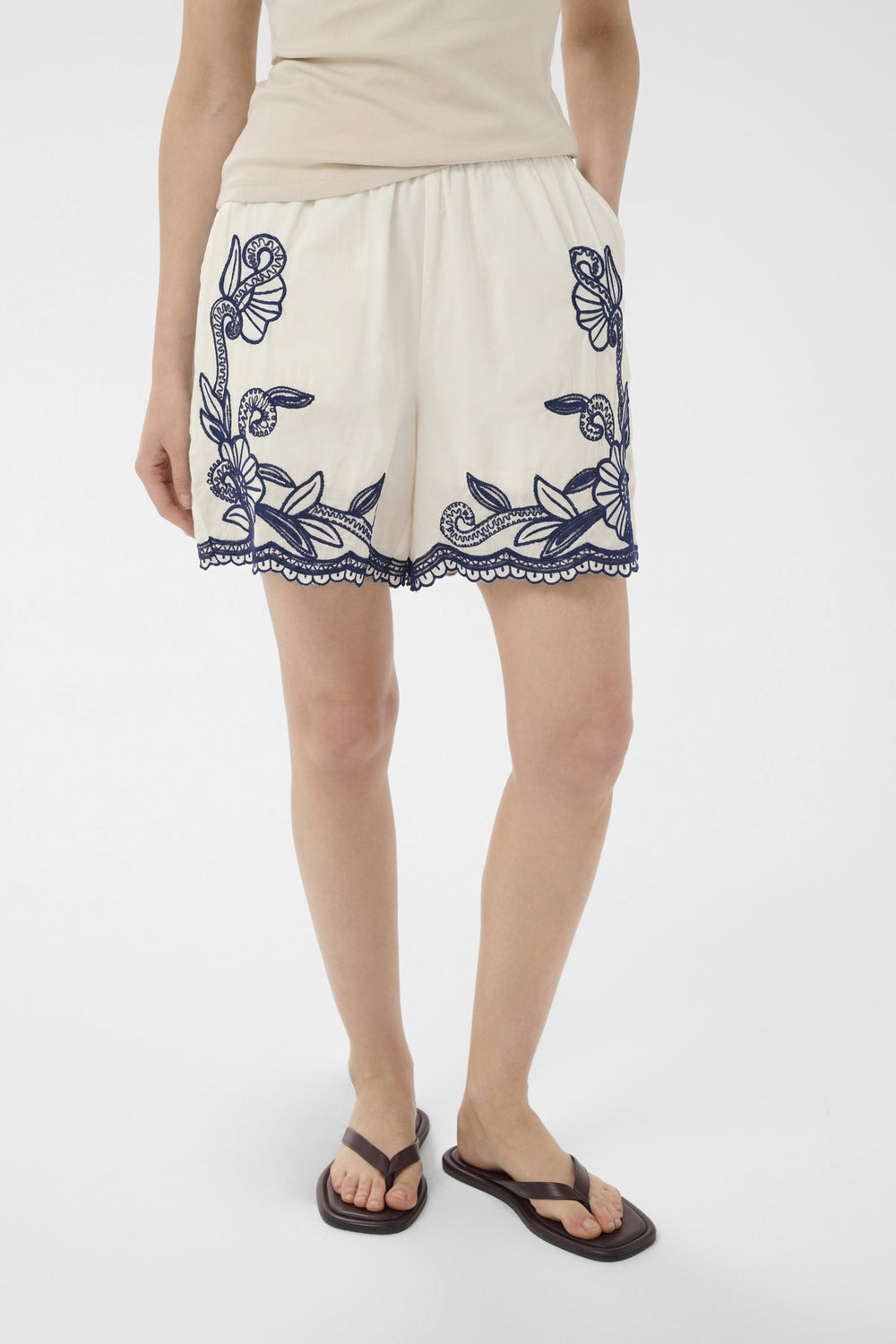 Bitja Shorts Whisper White W Blue Emb | Shorts | Smuk