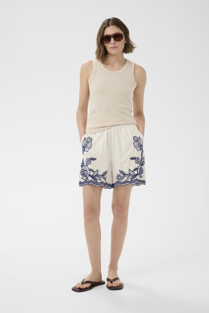 Bitja Shorts Whisper White W Blue Emb | Shorts | Smuk
