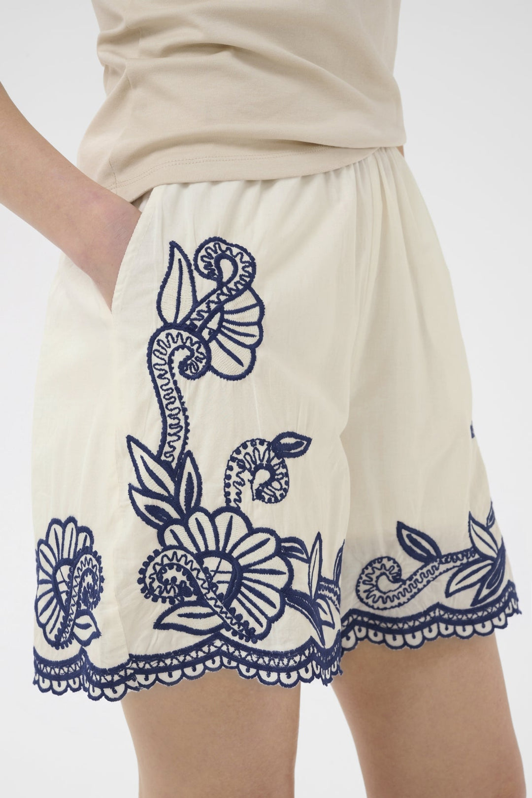 Bitja Shorts Whisper White W Blue Emb | Shorts | Smuk