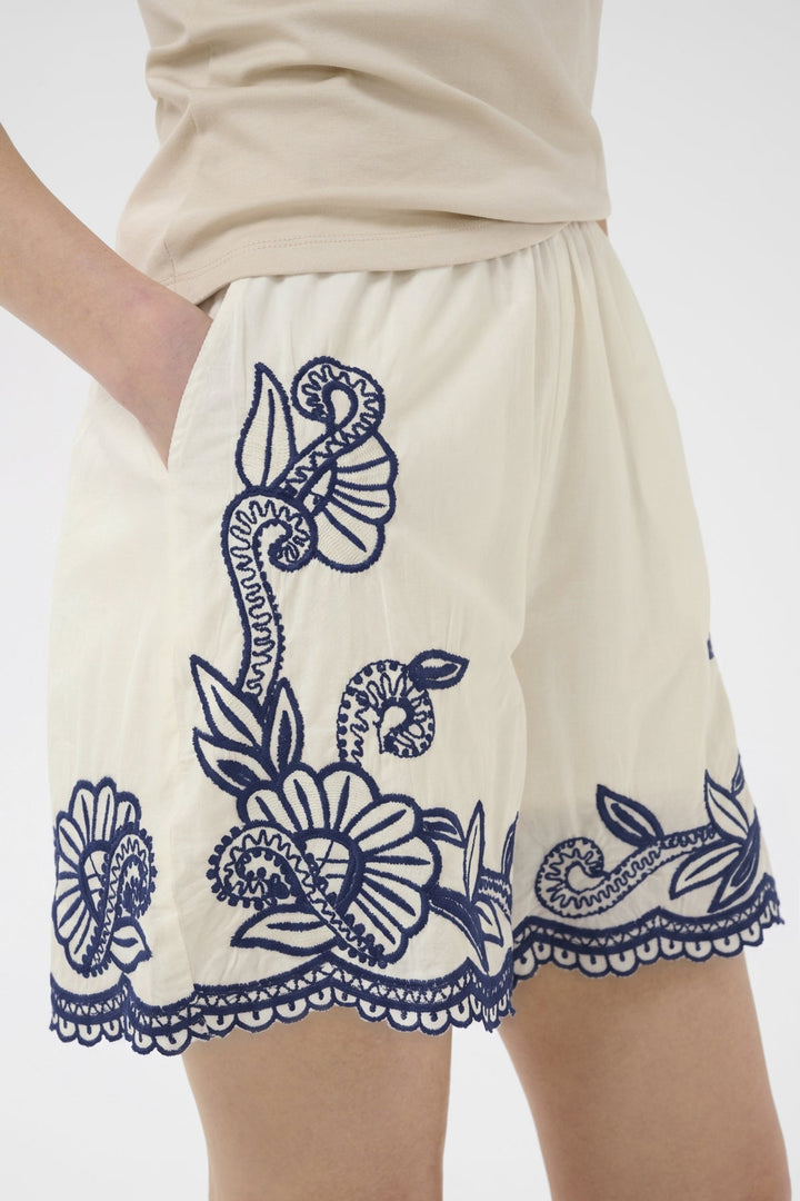 Bitja Shorts Whisper White W Blue Emb | Shorts | Smuk