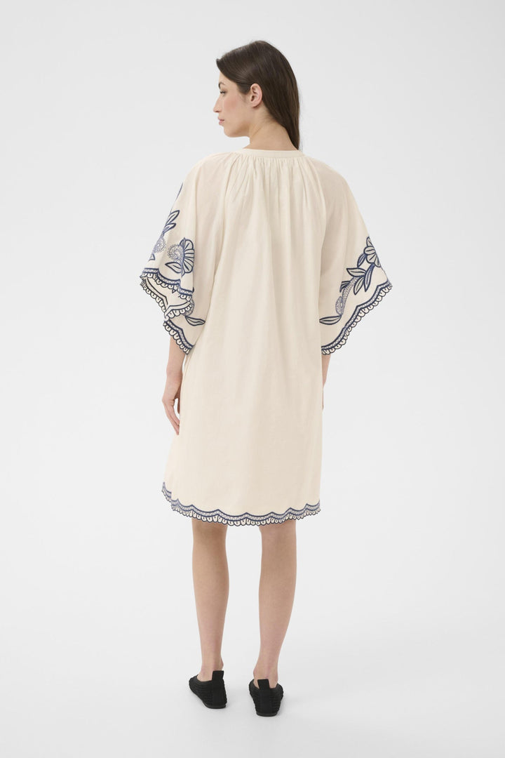 Breanna Dress Whisper White W Blue Emb | Kjoler | Smuk