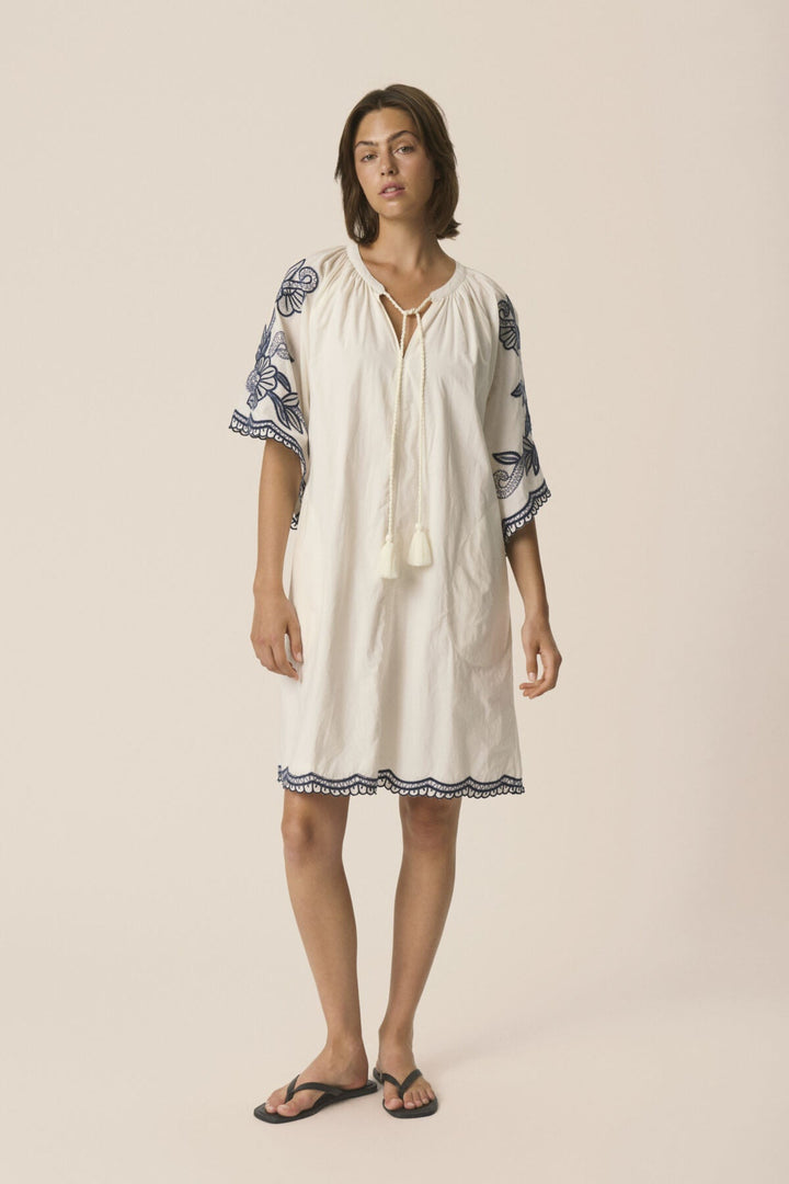 Breanna Dress Whisper White W Blue Emb | Kjoler | Smuk