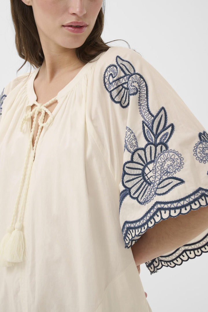 Breanna Dress Whisper White W Blue Emb | Kjoler | Smuk