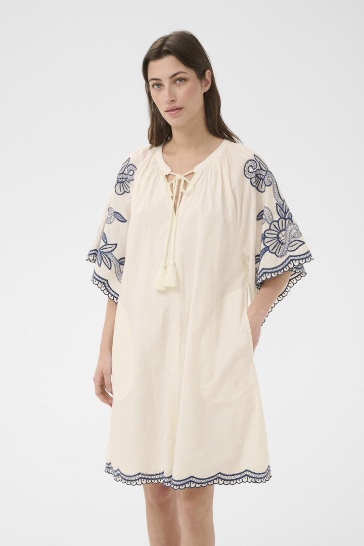 Breanna Dress Whisper White W Blue Emb | Kjoler | Smuk