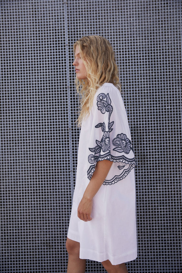 Breanna Dress Whisper White W Blue Emb | Kjoler | Smuk