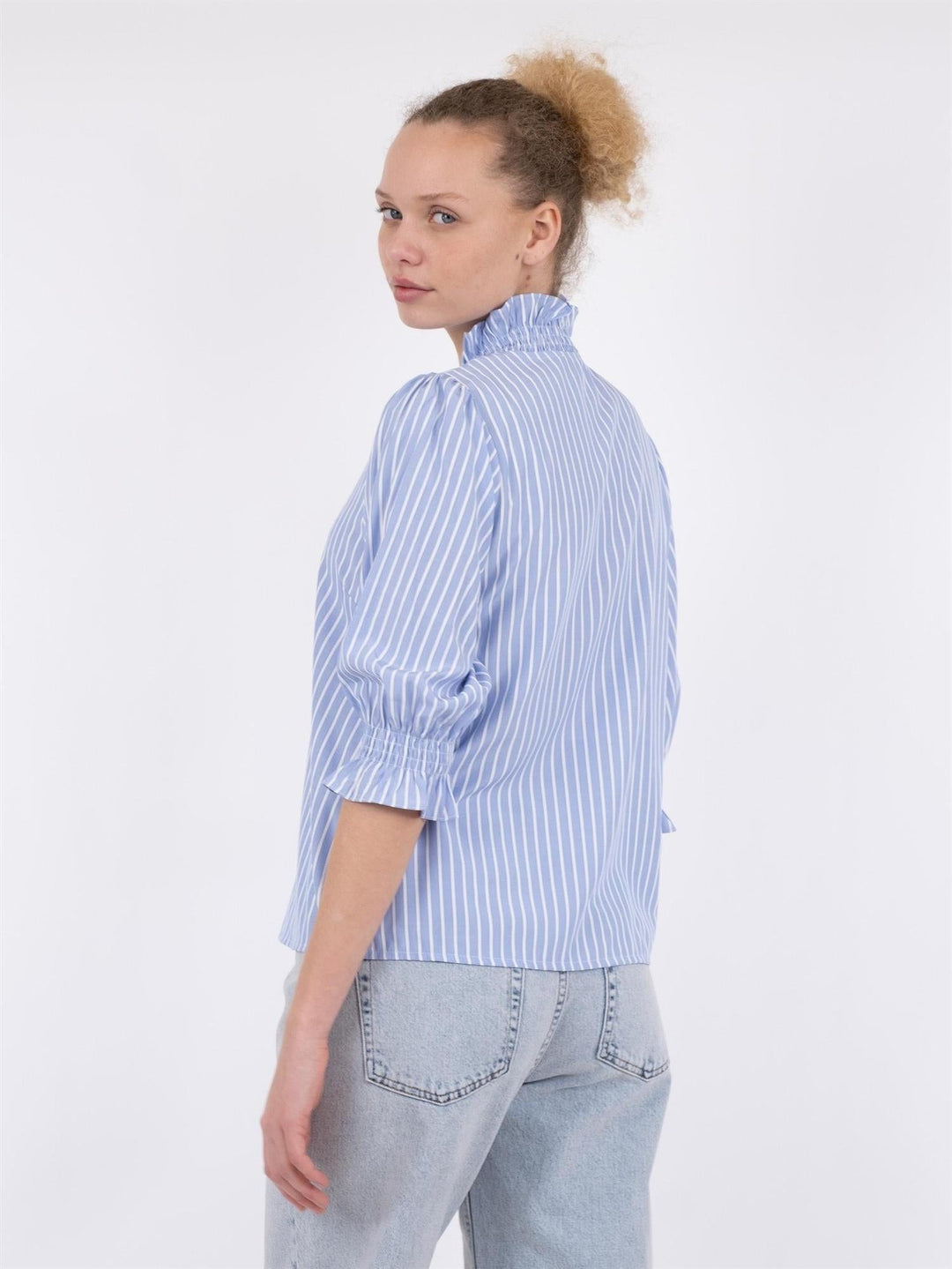 Briony Wide Stripe Blouse Light Blue | Skjorter og bluser | Smuk - Dameklær på nett