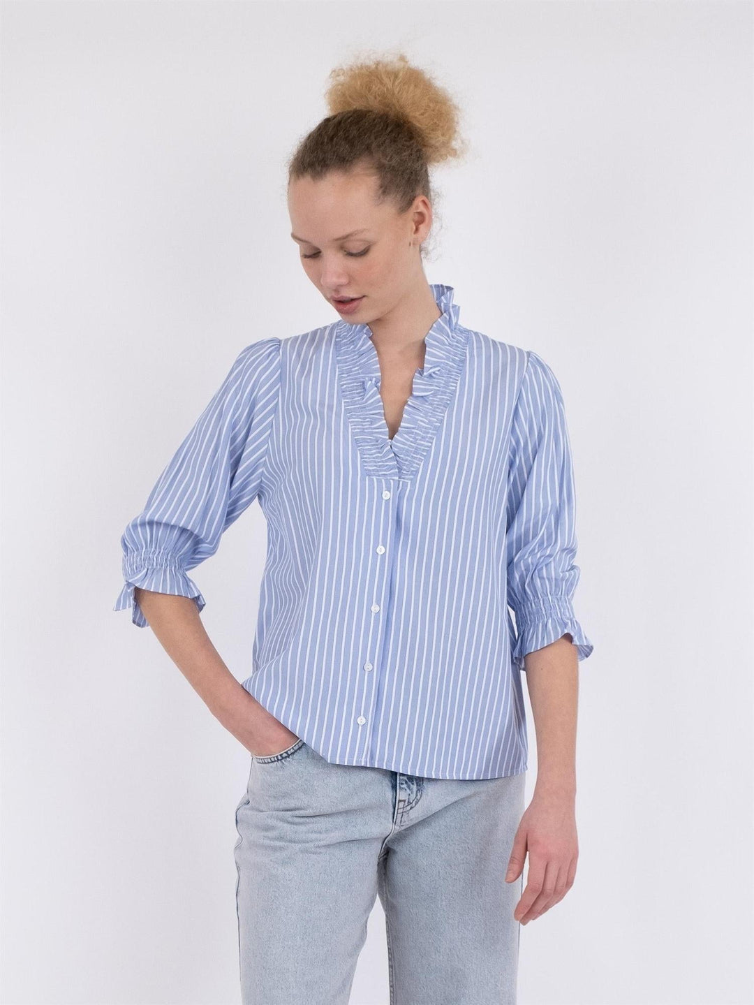 Briony Wide Stripe Blouse Light Blue | Skjorter og bluser | Smuk - Dameklær på nett