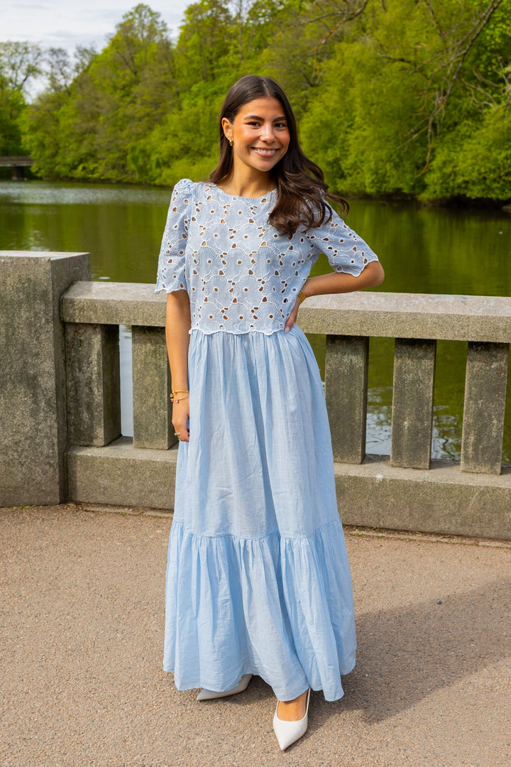 Broderie Anglaise Maxi Dress Light Blue | Kjoler | Smuk