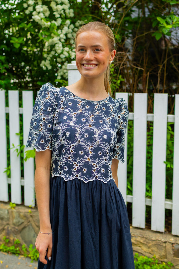 Broderie Anglaise Maxi Dress Marine | Kjoler | Smuk
