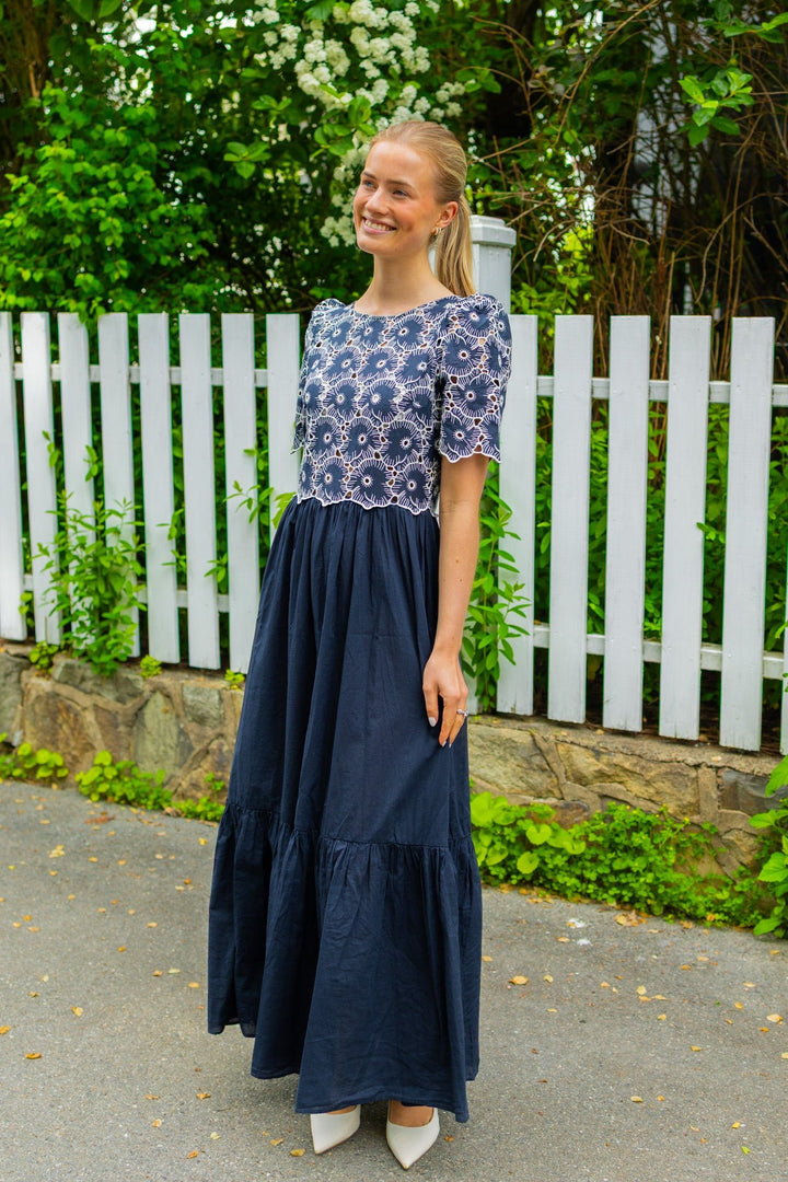 Broderie Anglaise Maxi Dress Marine | Kjoler | Smuk