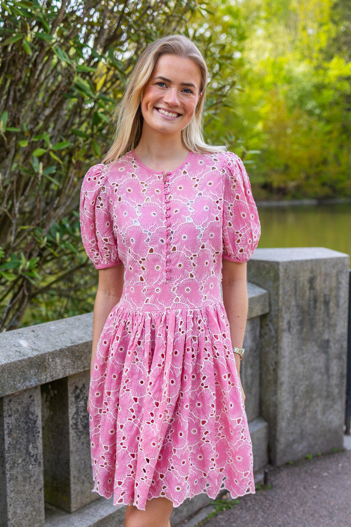 Broderie Anglaise Puffed Dress Rose Pink | Kjoler | Smuk