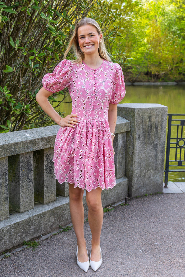 Broderie Anglaise Puffed Dress Rose Pink | Kjoler | Smuk