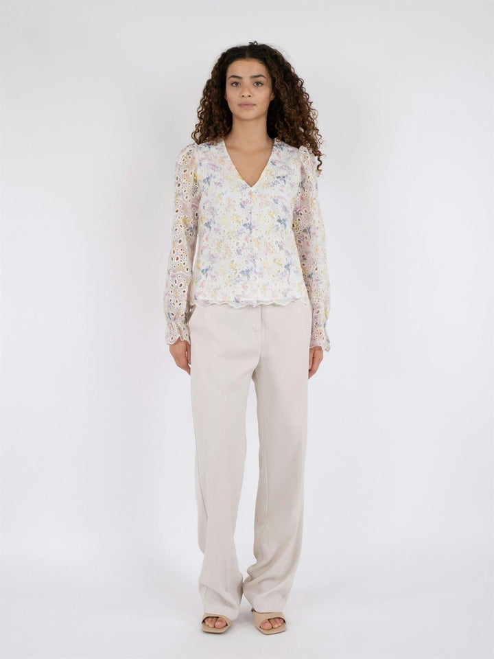 Candice Embroidery Blouse Creme | Skjorter og bluser | Smuk - Dameklær på nett
