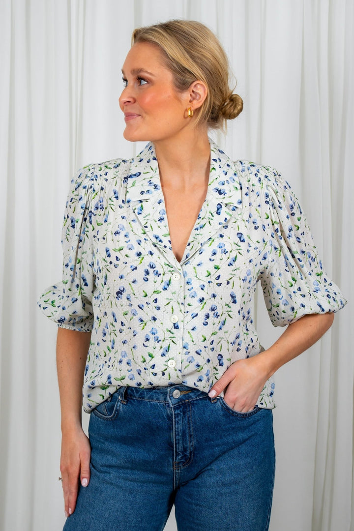 Caria Blouse Blue Branch Print | Skjorter og bluser | Smuk - Dameklær på nett