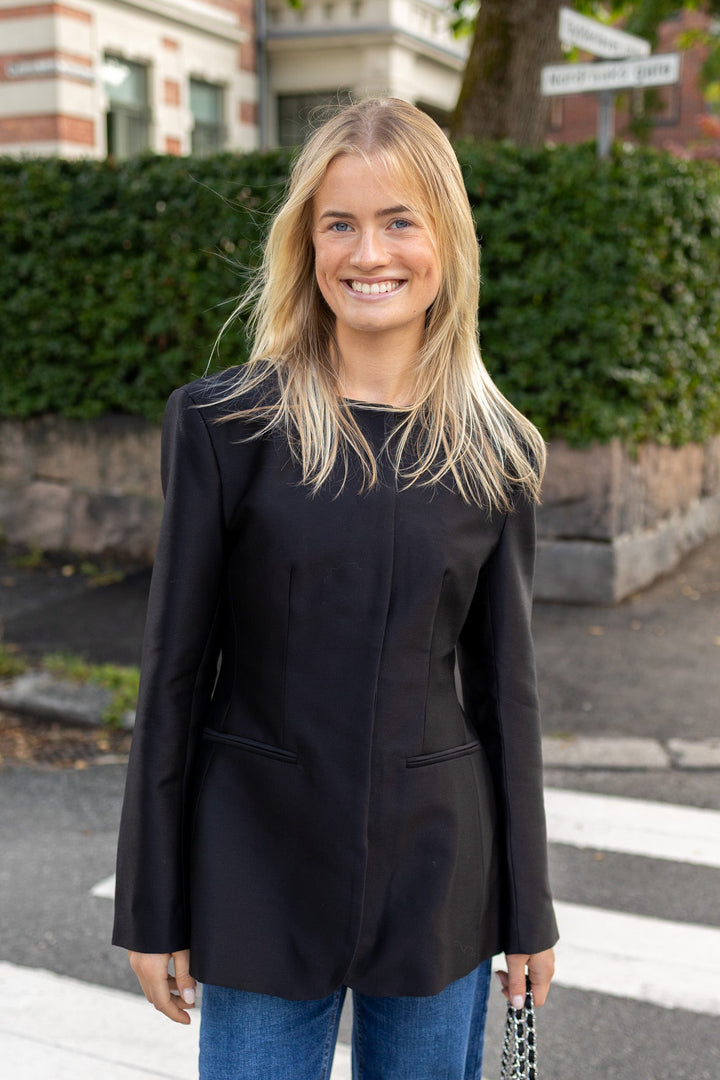 Carol Collarless Wool-Silk Evening Blazer Black | Blazer | Smuk