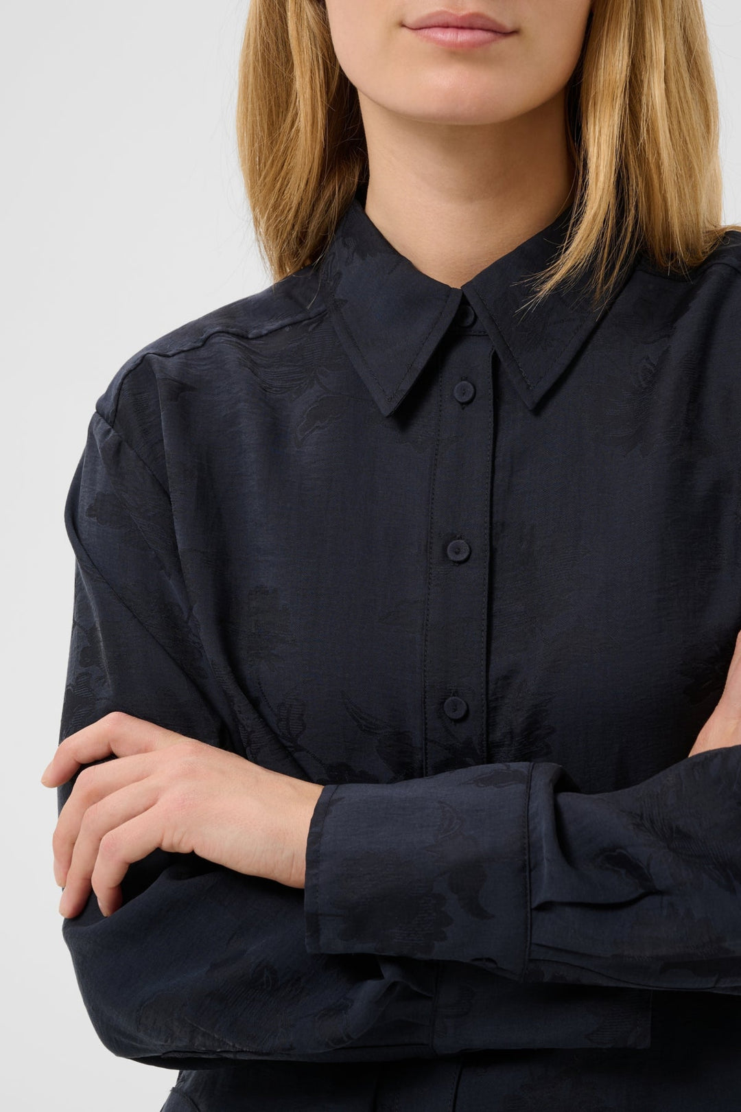 Carolla Shirt Dark Navy Flower Jaquard | Skjorter og bluser | Smuk