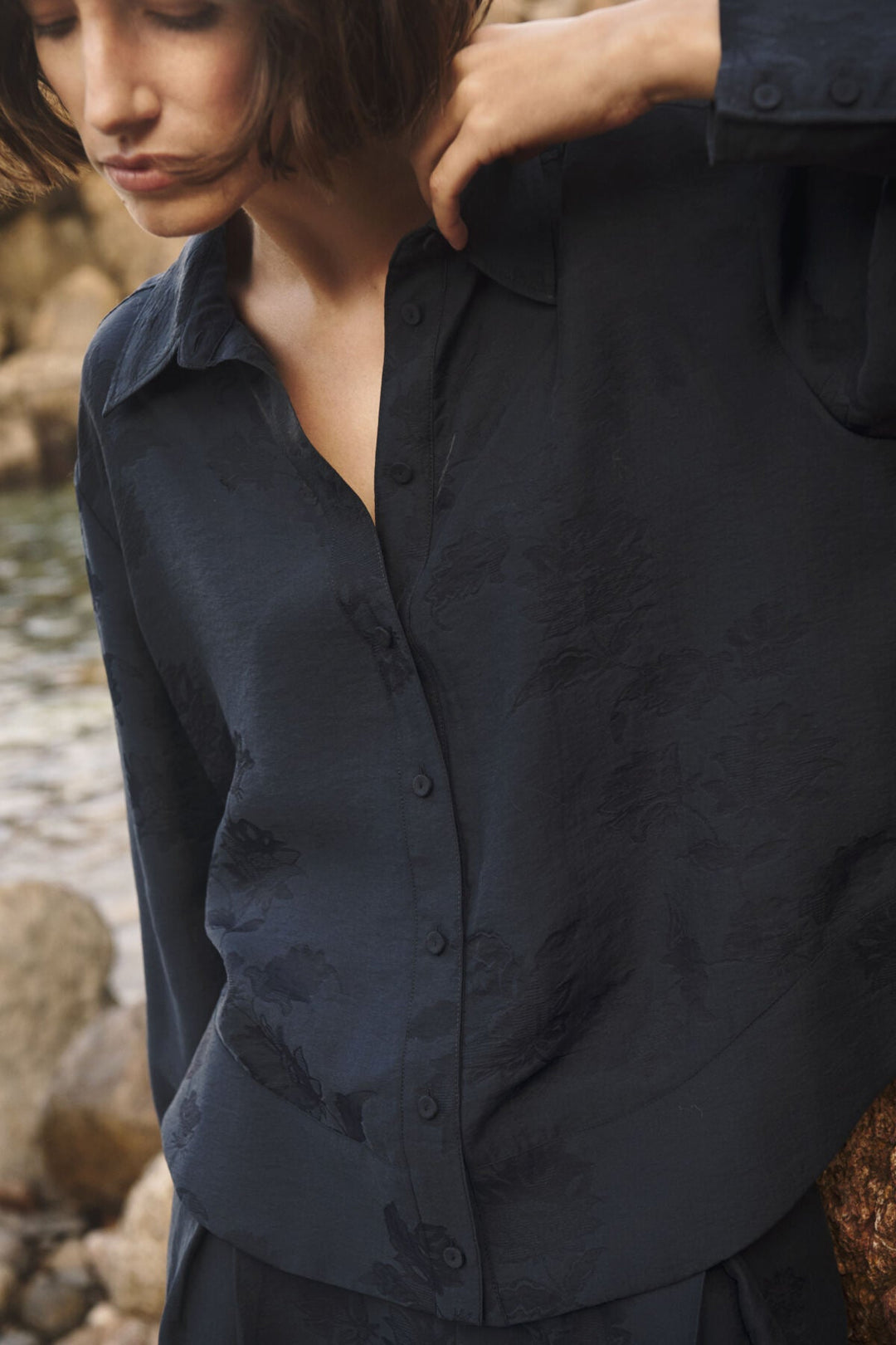 Carolla Shirt Dark Navy Flower Jaquard | Skjorter og bluser | Smuk