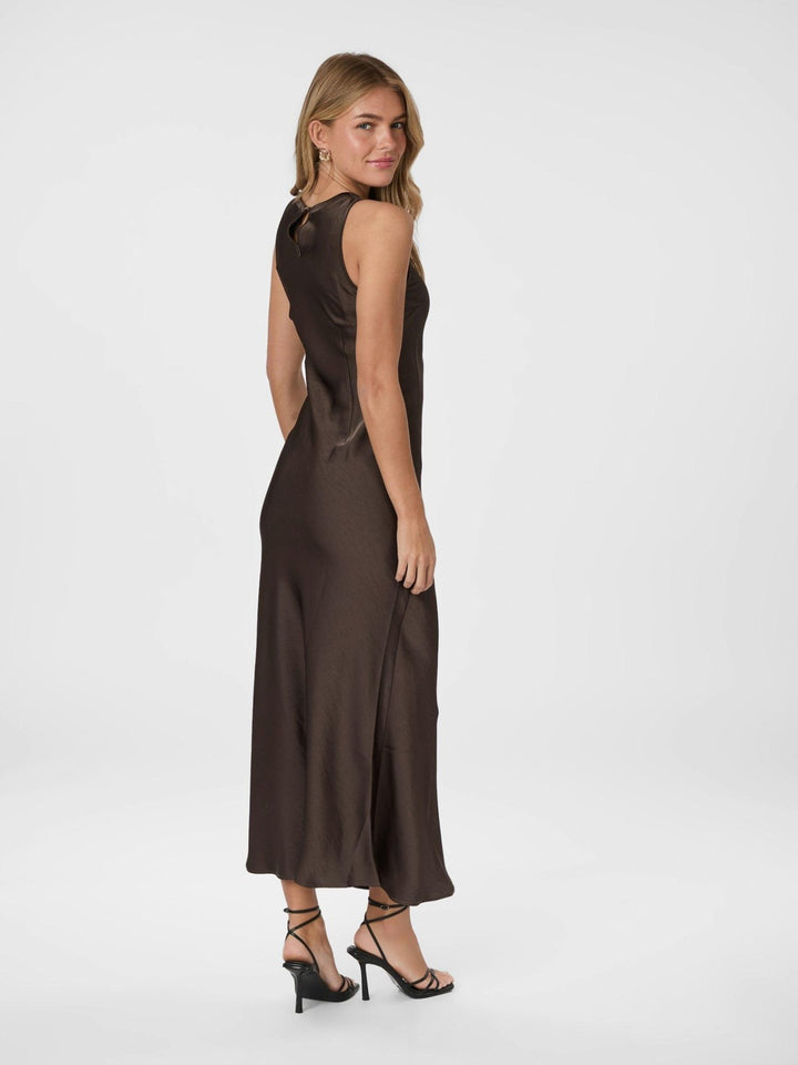 Celinie Heavy Sateen Dress Dark Brown | Kjoler | Smuk - Dameklær på nett