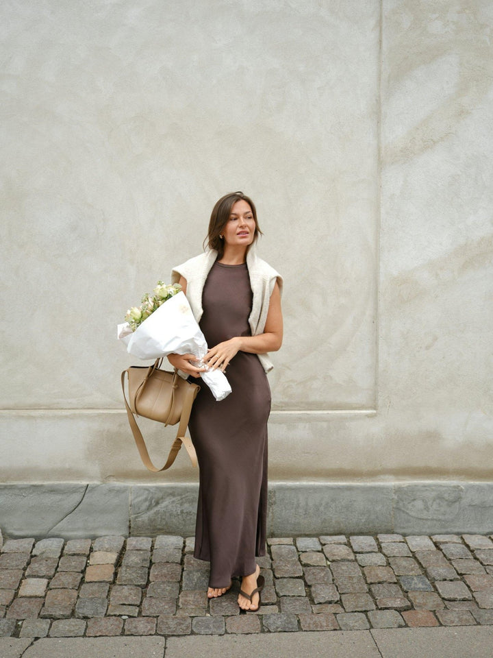 Celinie Heavy Sateen Dress Dark Brown | Kjoler | Smuk - Dameklær på nett