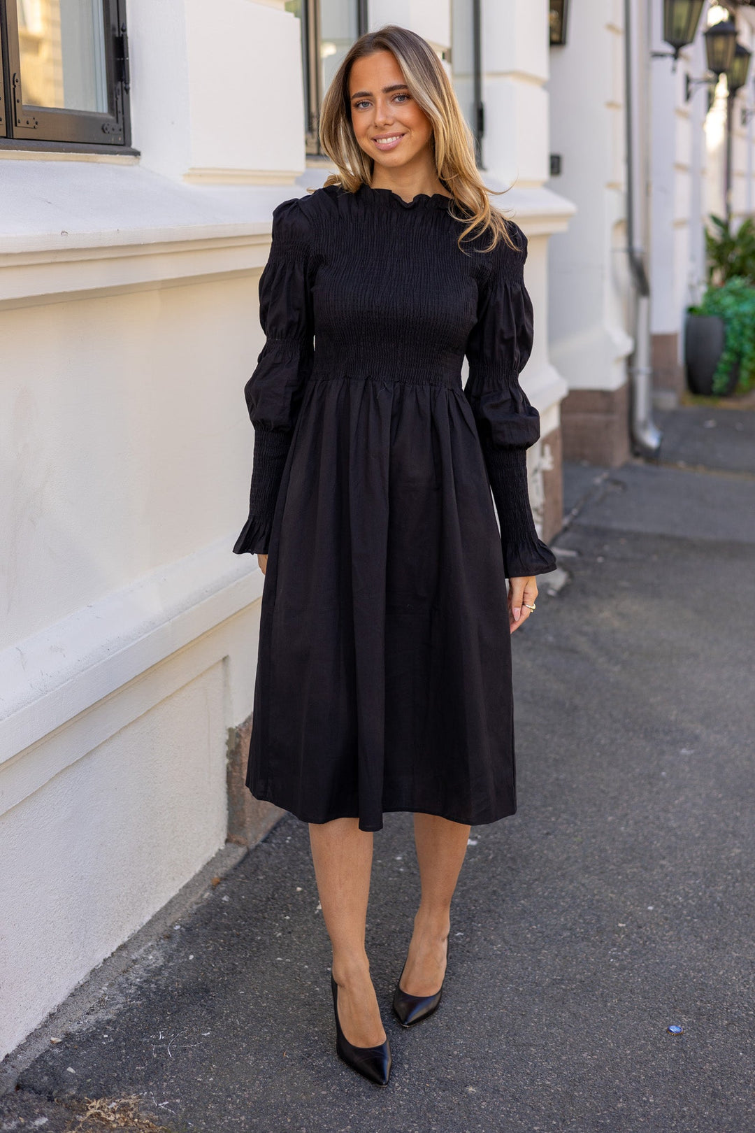 Chemma Ls Smock Midi Dress Black | Kjoler | Smuk - Dameklær på nett