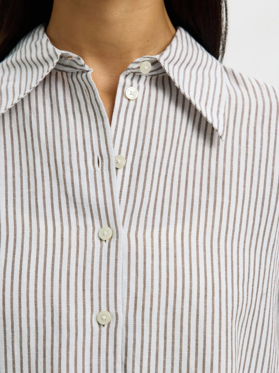 Cleo Oversize Linen Blend Shirt Bright White Chocolate Chip | Skjorter og bluser | Smuk