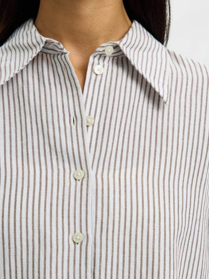 Cleo Oversize Linen Blend Shirt Bright White Chocolate Chip | Skjorter og bluser | Smuk
