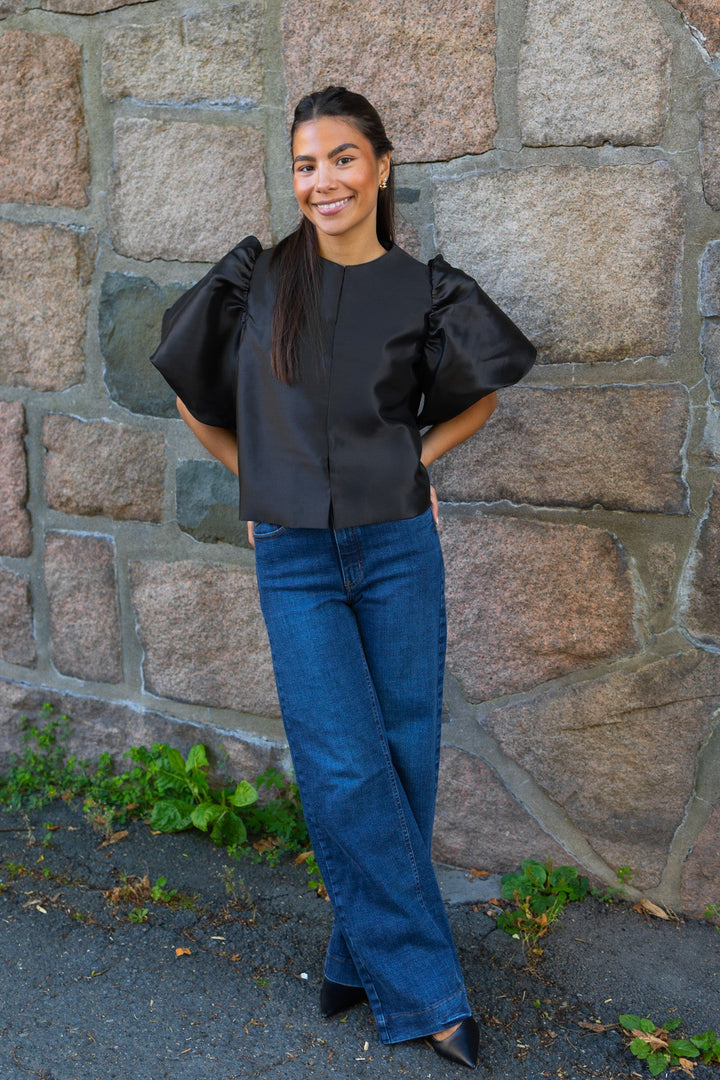 Cleo Puff-Sleeve Satin Blouse Black | Skjorter og bluser | Smuk