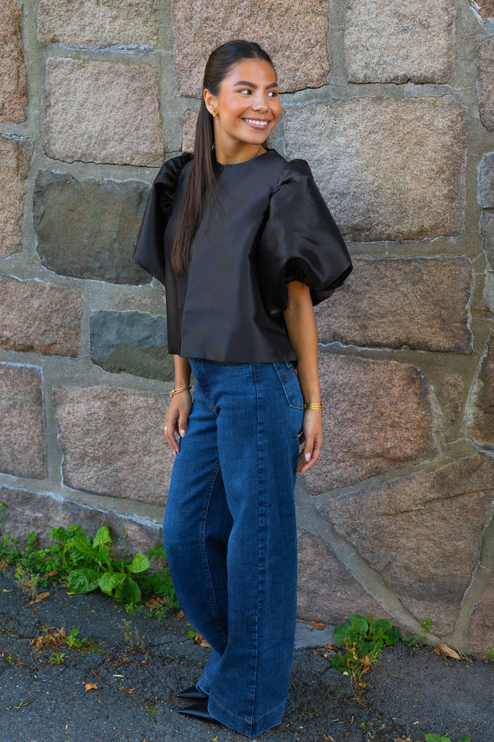 Cleo Puff-Sleeve Satin Blouse Black | Skjorter og bluser | Smuk